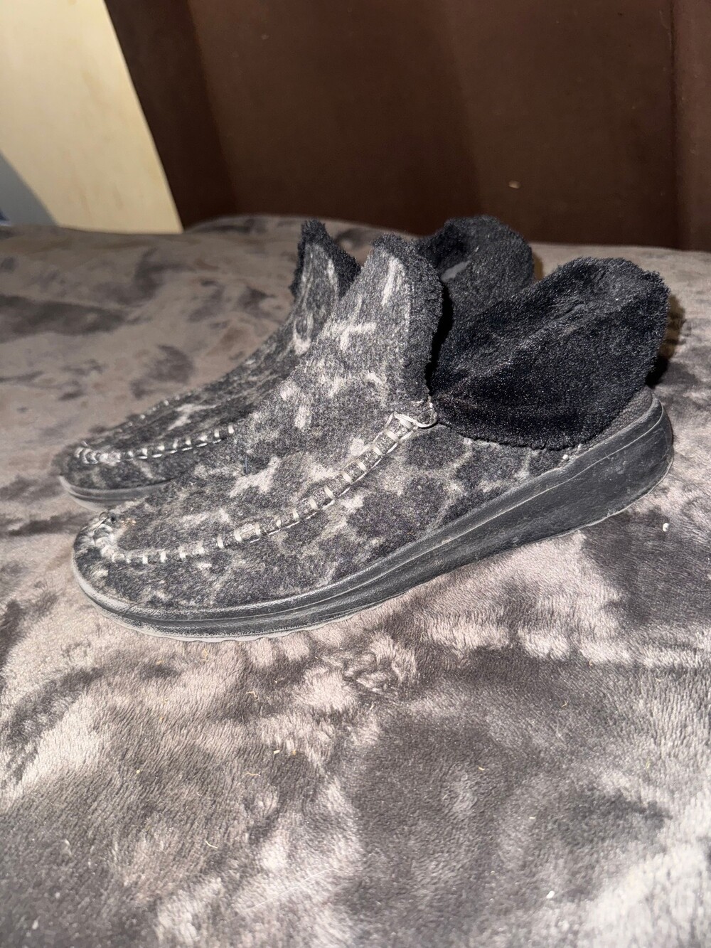 hey dude Denny moccasin style fleece lined slip ons size 10